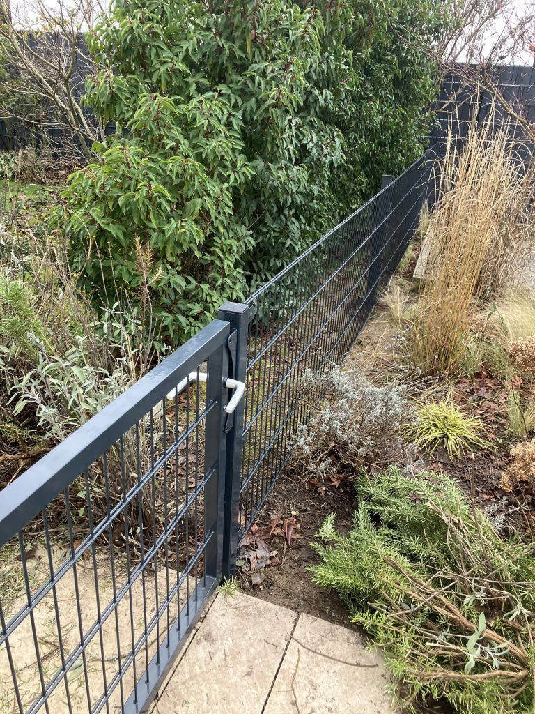 Montage eines Doppelstabmattenzauns in Baden-Baden