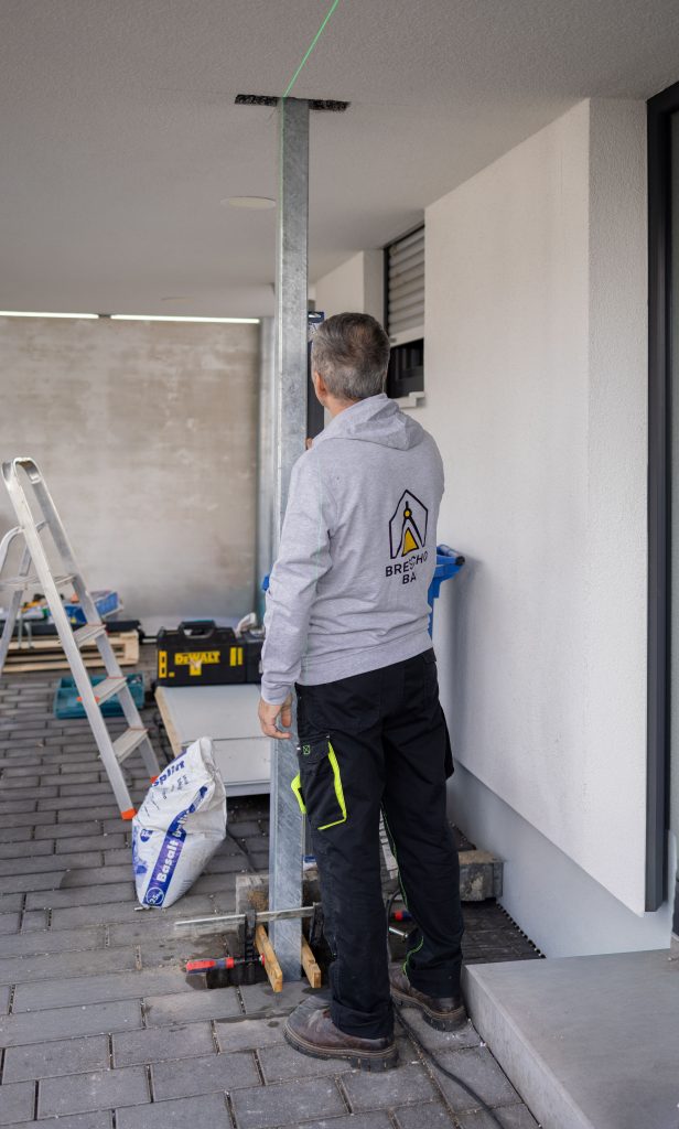 Montage einer Stahlkonstruktion als Unterbau für Toranlage