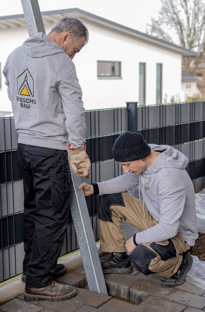 Montage einer tragenden Metallkonstruktion für die Installation eines Tores
