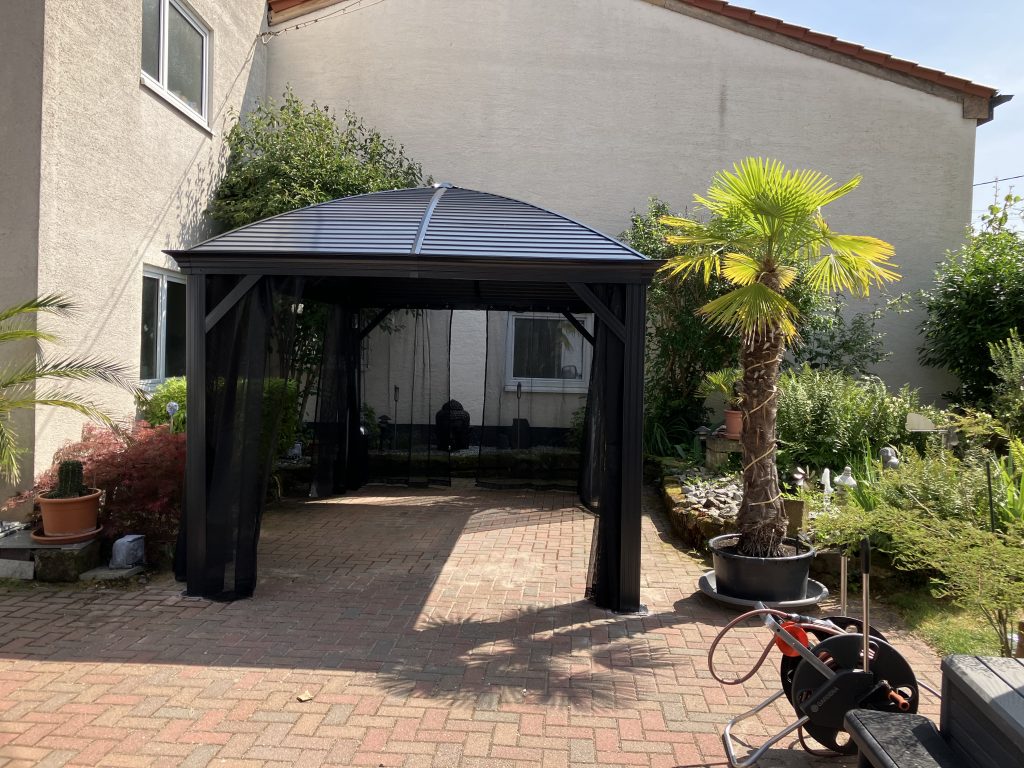 Montage eines Metallpavillons in Kleinfischlingen