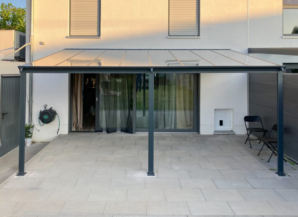 Montage einer wandmontierten Metall-Pergola in Kleinfischlingen