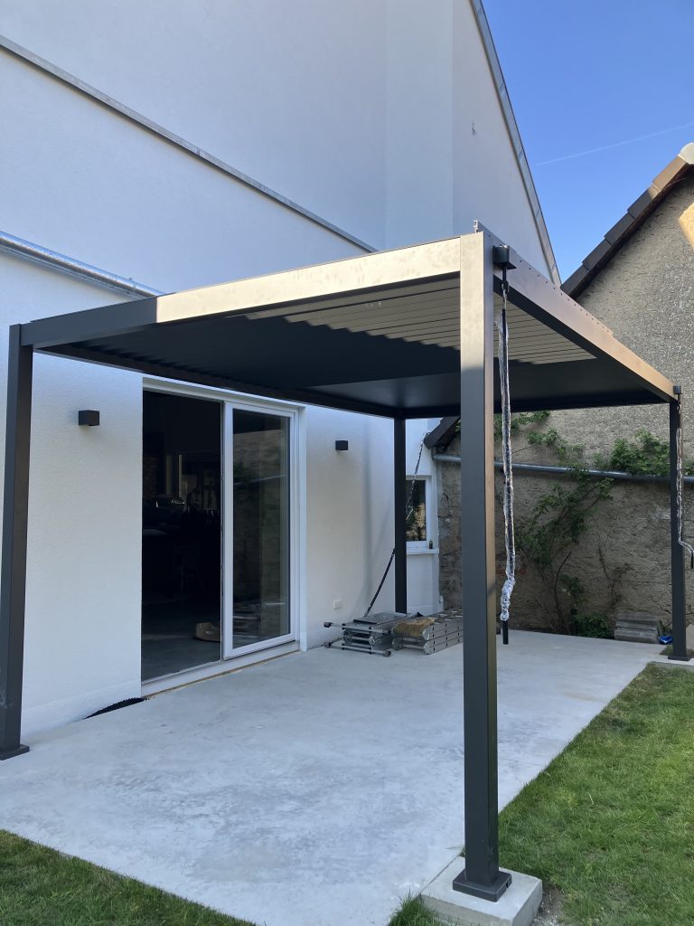Montage einer Metall-Pergola mit Lamellendach in Hügelsheim