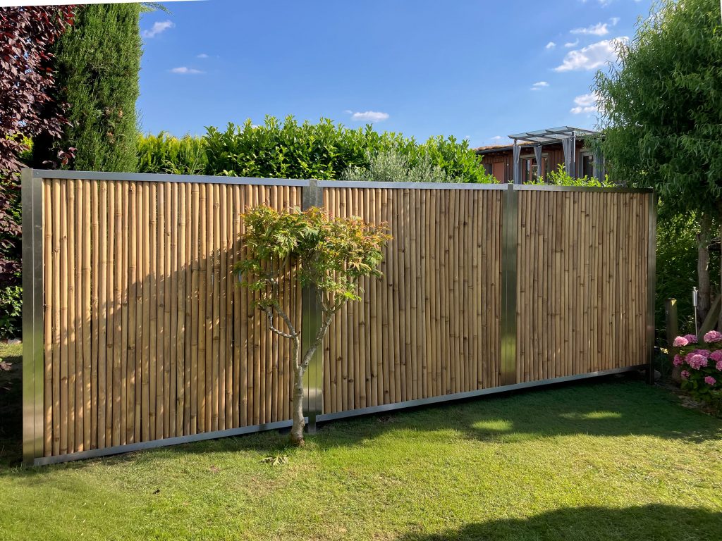 Montage eines individuellen Bambus-Sichtschutzzauns mit Edelstahlrahmen in Karlsruhe