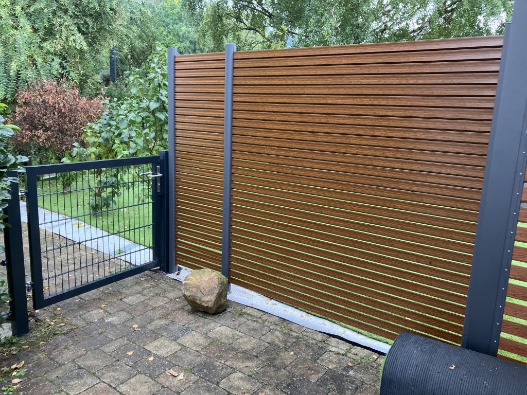 Montage eines maßgefertigten Rhombus-Zauns in Baden-Baden