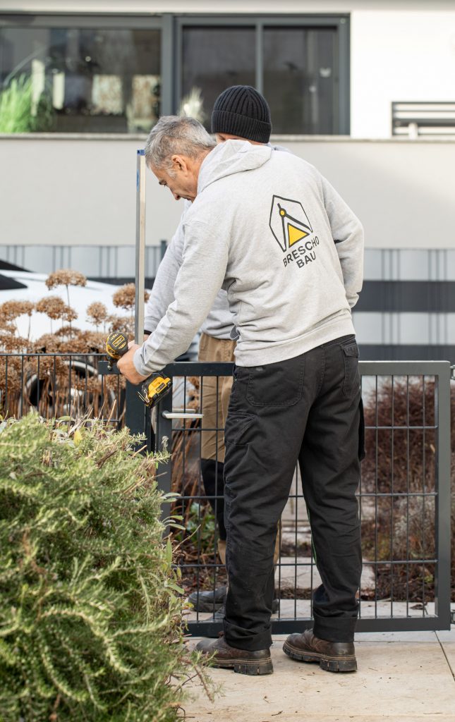 Ausrichten der Zaunelemente bei Doppelstabmattenzaun Montage