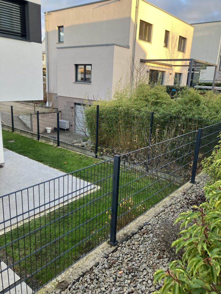 Fertig montierter Doppelstabmattenzaun auf Hanggrundstück in Baden-Baden