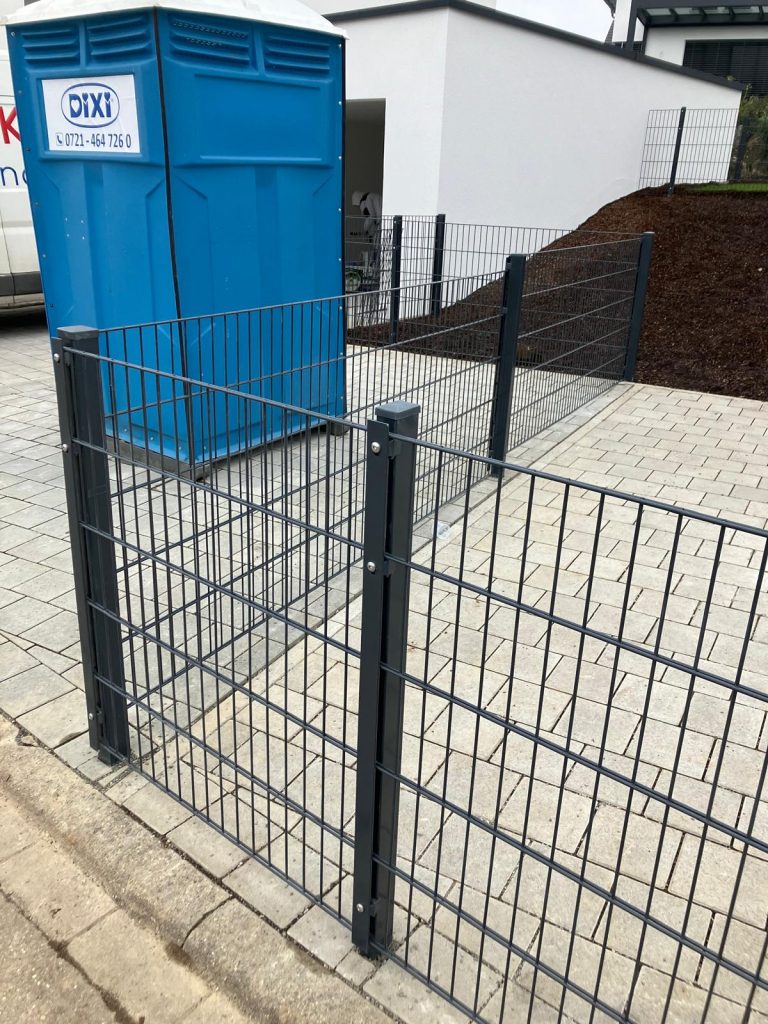 Montage der Zaunpfosten bei Doppelstabmattenzaun in Gaggenau