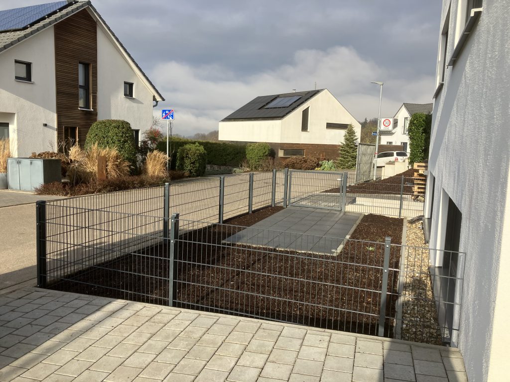 Doppelstabmattenzaun Montage auf Privatgrundstück in Gaggenau