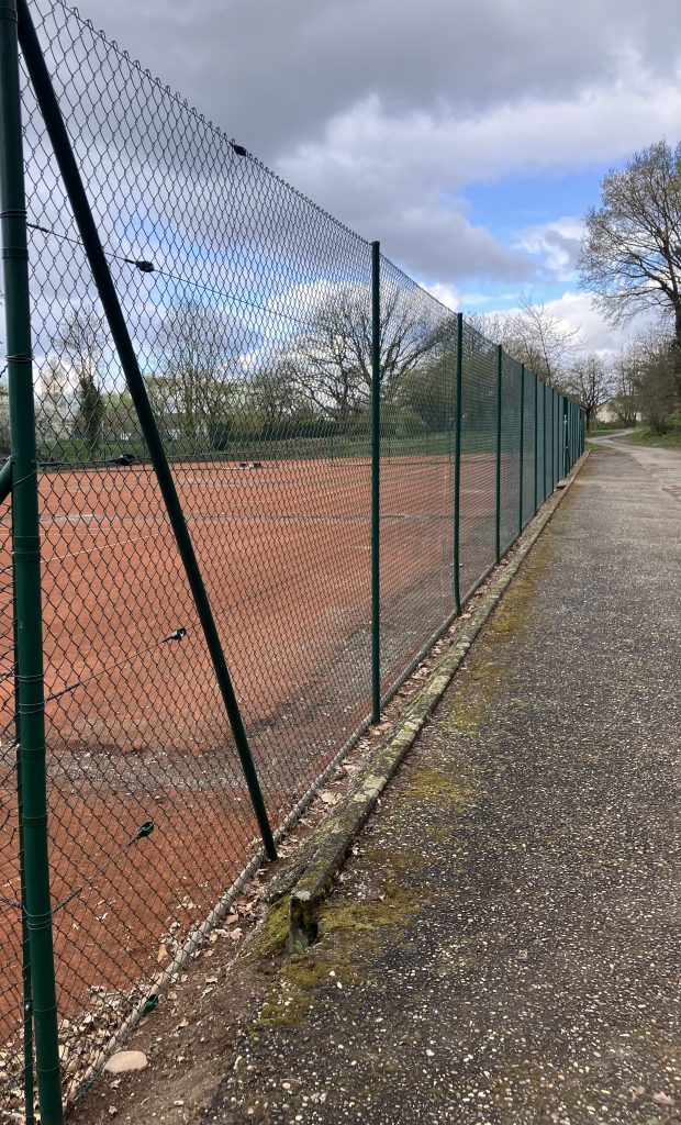 Erneuerter Maschendrahtzaun am Tennisplatz in Lichtenau (Baden) nach der Reparatur