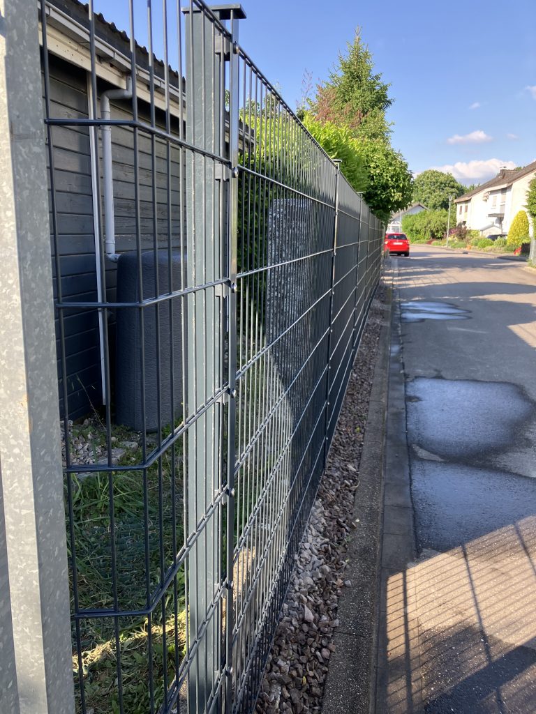 Doppelstabmattenzaun Montage in Achern
