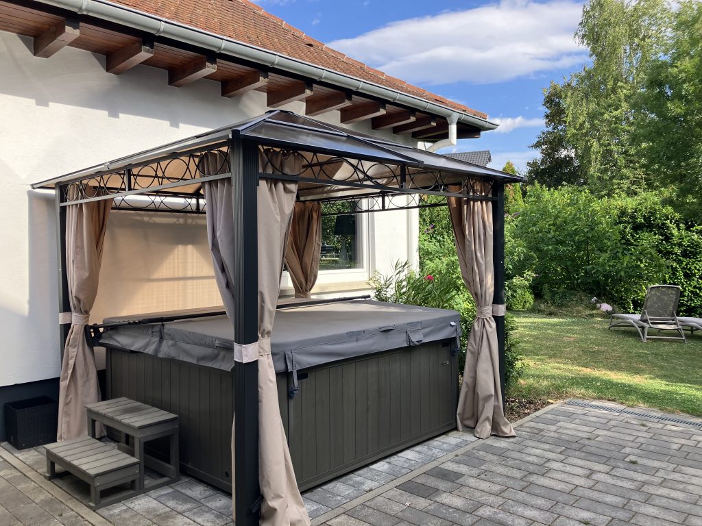 Professionelle Montage eines Gartenpavillons in Bretten durch Brescho Bau