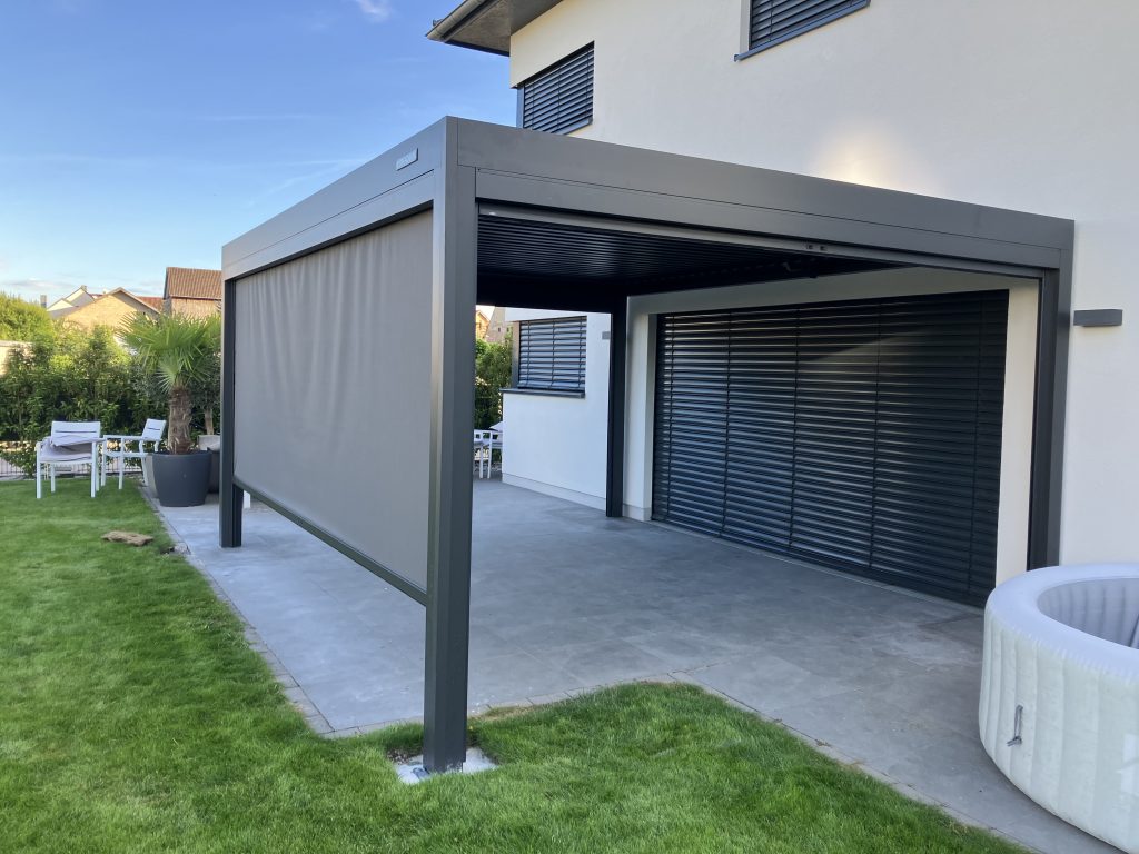 Fachgerechte Installation einer Pergolux Pergola (4 × 5 m) mit seitlichen Screen-Rollos