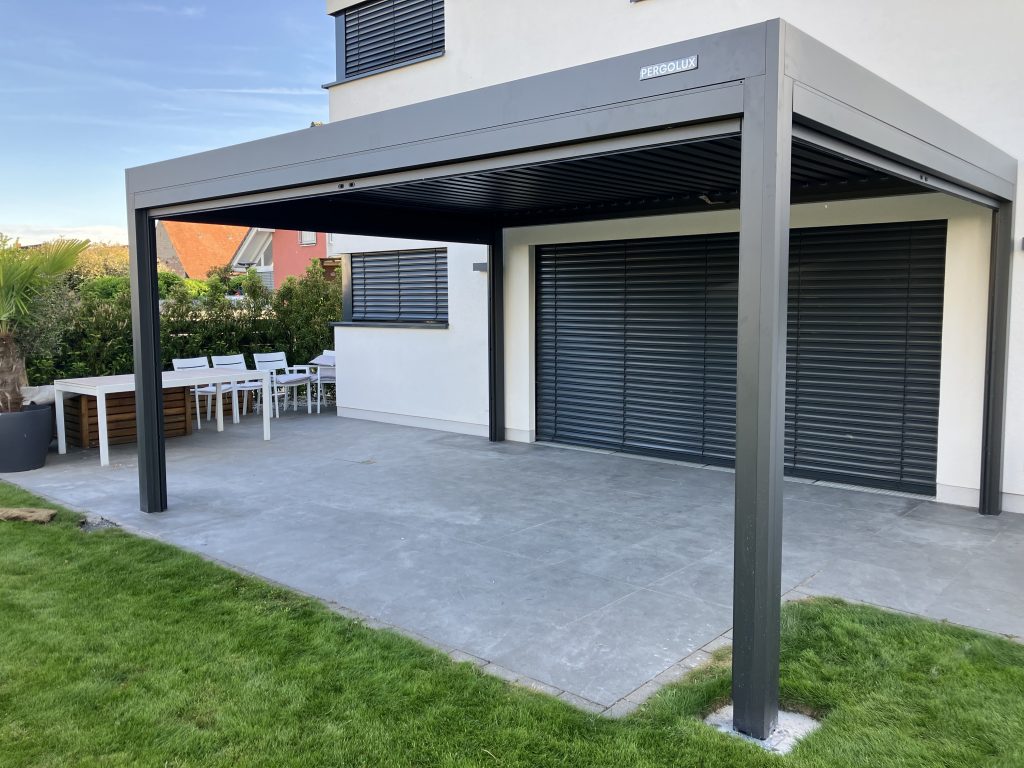 Montage einer Pergolux S4 Pergola mit Screen-Rollos auf einer Terrasse in Hatzenbühl