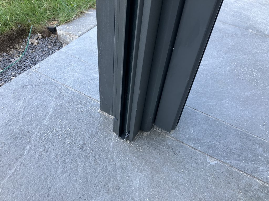 Fertig montierte Pergolux S4 Pergola mit Screen-Rollos als Sonnen- und Sichtschutz auf der Terrasse