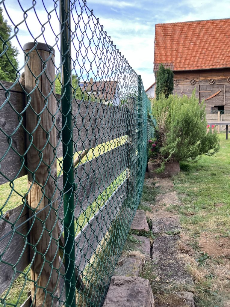 Montage eines Maschendrahtzauns in Karlsbad – Setzen der Zaunpfosten in Betonfundamente