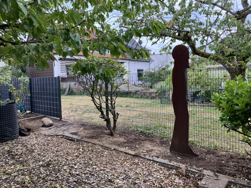 Doppelstabmattenzaun mit 1,60 m Höhe und 45 m Gesamtlänge während der Montage in Karlsruhe