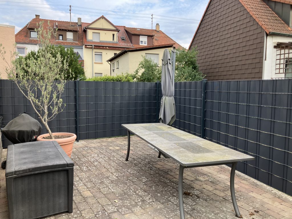 Fertig montierter Doppelstabmattenzaun in Karlsruhe – 45 m lang und 1,60 m hoch