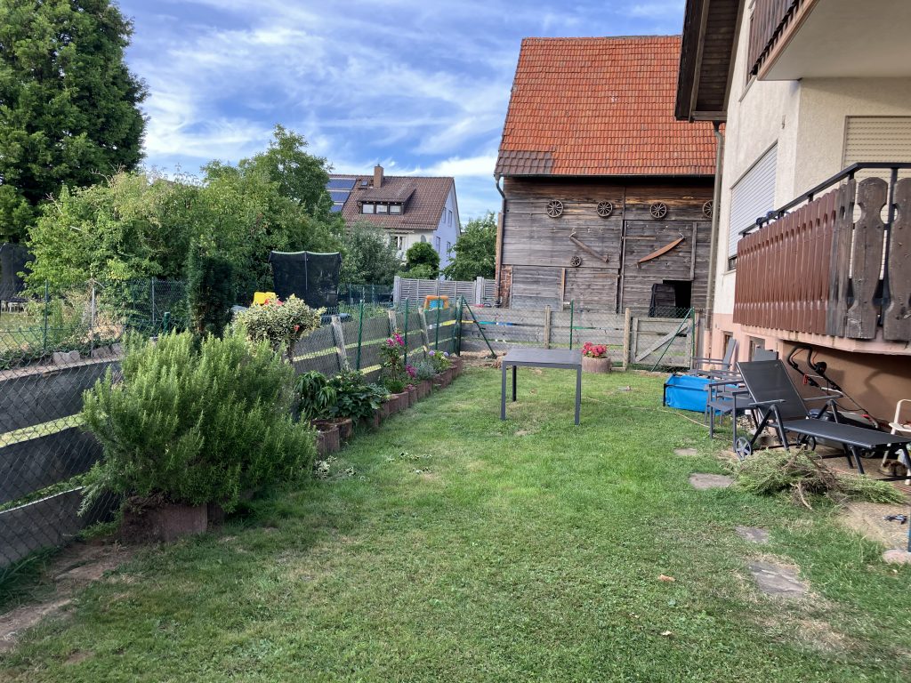 Fertig montierter Maschendrahtzaun in Karlsbad – Lieferung und fachgerechte Zaunmontage