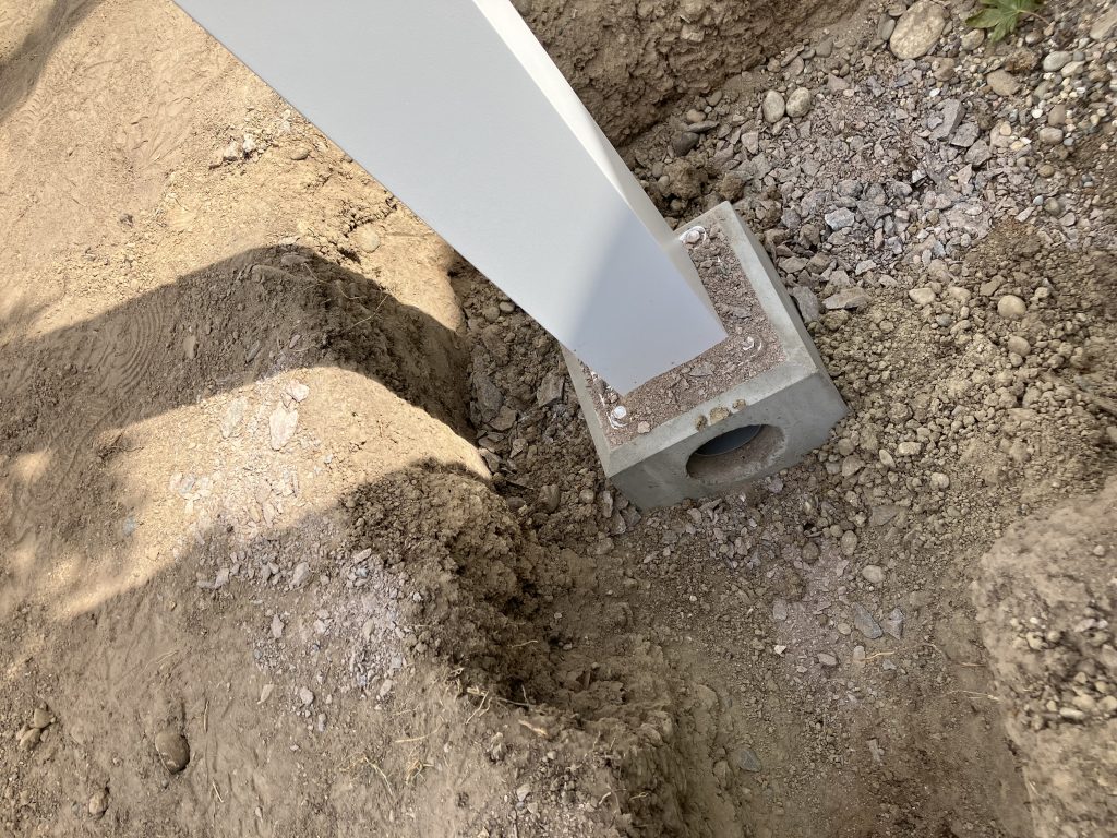 Fundament eines Pfostens der freistehenden Tuinmaximaal Heavy Duty Terrassenüberdachung mit integrierter Regenwasserableitung in Willstätt
