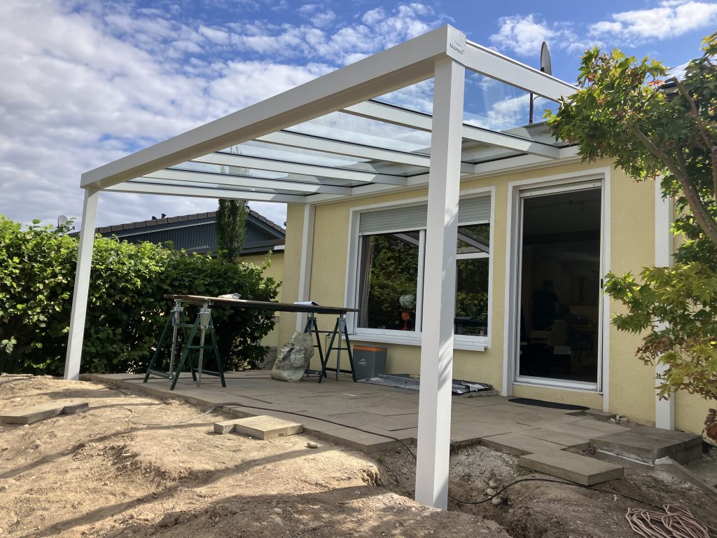 Montage einer freistehenden Tuinmaximaal Heavy Duty Terrassenüberdachung 5,06 × 3,00 m in Willstätt